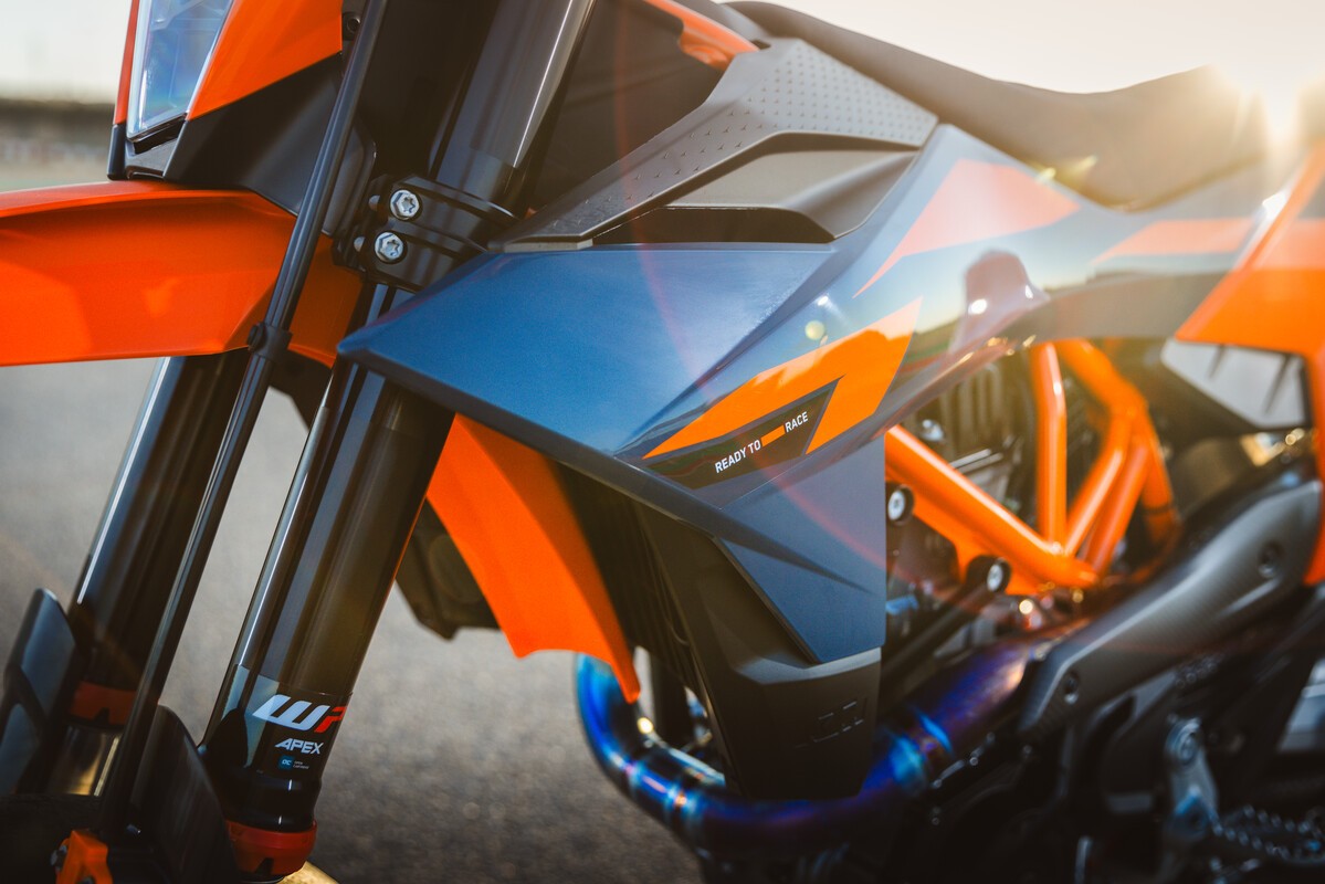 KTM presenta le nuove 690 Enduro R e 690 SMC R 2026